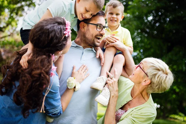 Grappige Tijd Gelukkig Jong Gezin Spelen Het Gras Het Park — Stockfoto