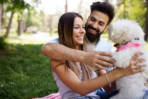 Estilo Vida Familia Feliz Descansando Picnic Parque Con Perro —  Fotos de Stock