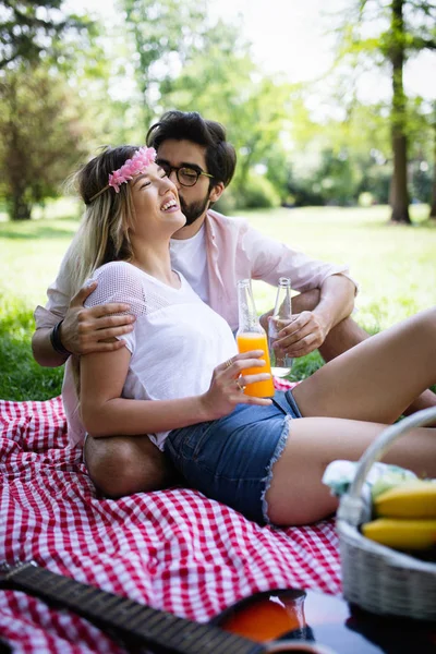 Pareja Feliz Enamorada Disfrutando Picnic Aire Libre — Foto de Stock