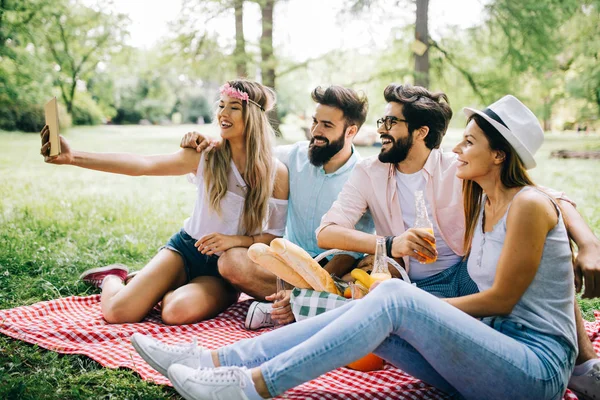 Vrienden Met Geweldige Tijd Picknick Natuur — Stockfoto