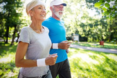 Üst düzey çift koşu ve açık havada doğa içinde çalışan