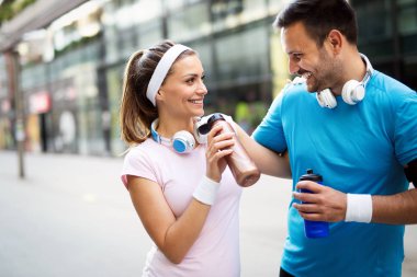 Gençler dışarıda koşuyor. Birlikte egzersiz koşucular çift veya arkadaşlar