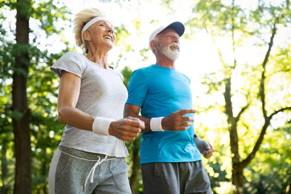 Pasangan Senior Yang Bahagia Tetap Fit Dengan Olahraga Jogging — Stok Foto