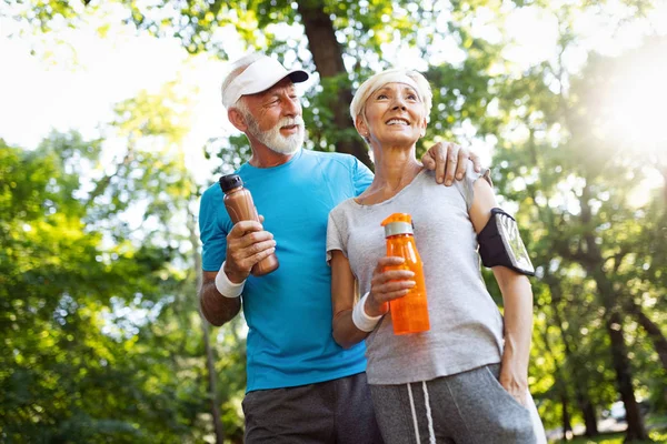 Glückliche Senioren Joggen Gesund Bleiben Und Abzunehmen — Stockfoto