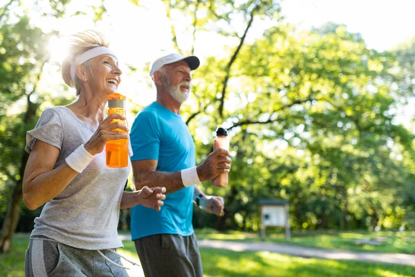 Couple Sénior Jogging Course Plein Air Dans Nature Parc — Photo