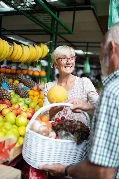 Sorrindo Casal Sênior Segurando Cesta Com Legumes Mercearia — Fotografia de Stock