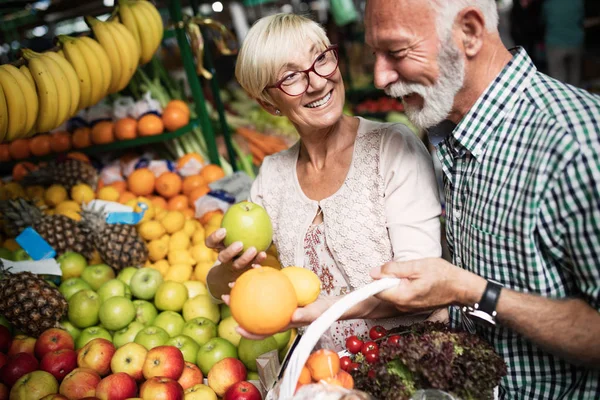Senior Gelukkig Winkelen Paar Met Mandje Markt Gezonde Voeding — Stockfoto