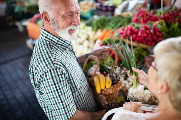 Apenas Melhores Frutas Legumes Casal Sênior Bonito Comprar Alimentos Frescos — Fotografia de Stock