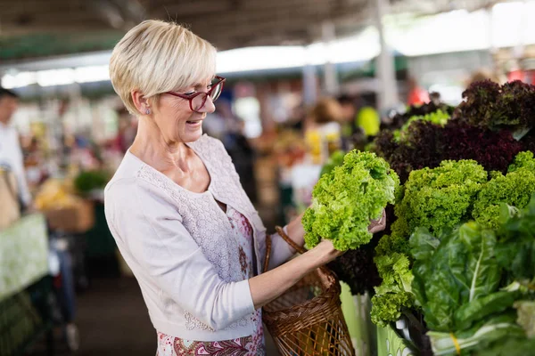 Imagem Mulher Feliz Sênior Mercado Comprando Legumes Frutas — Fotografia de Stock