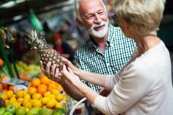 Apenas Melhores Frutas Legumes Casal Sênior Bonito Comprar Alimentos Frescos — Fotografia de Stock