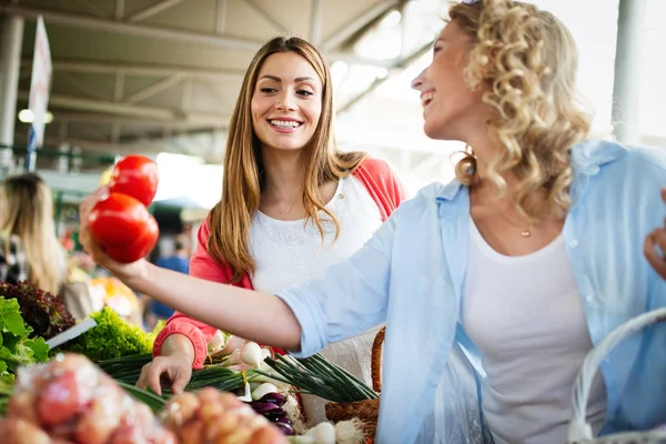 Young Happy Women Friends Baying Vegetables Fruits Market — Stock Photo, Image