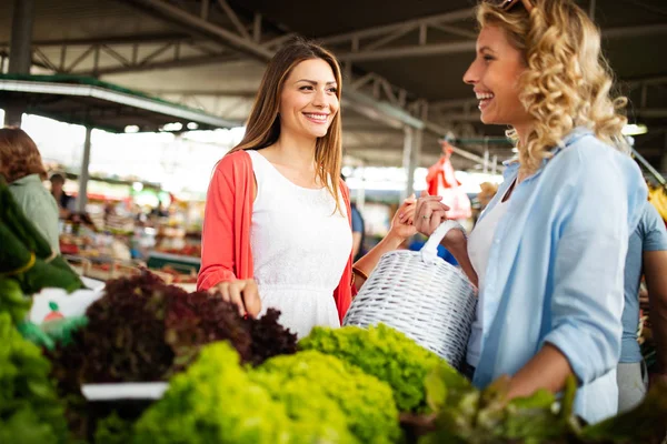 Νέοι Ευτυχισμένοι Υγιείς Γυναίκες Shopping Λαχανικά Και Φρούτα Στην Αγορά — Φωτογραφία Αρχείου