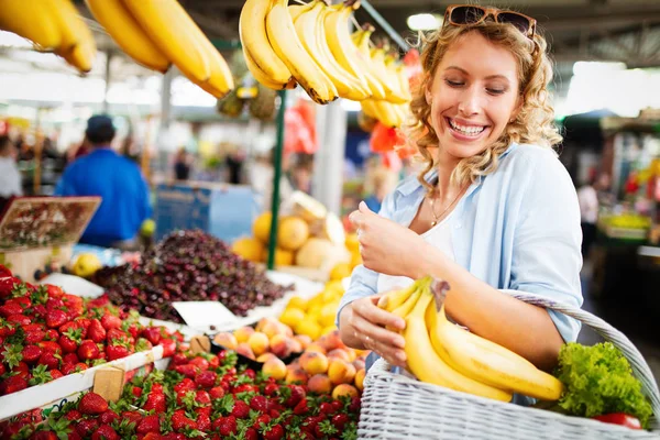 Jovem Mulher Feliz Compras Comida Saudável Mercado — Fotografia de Stock