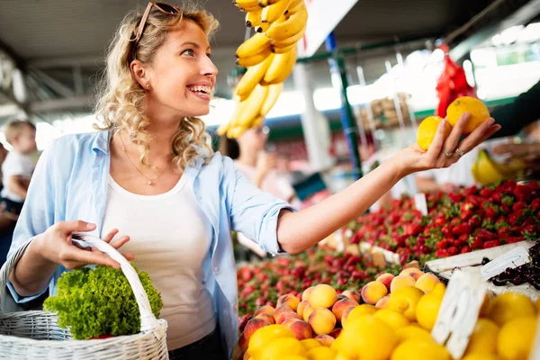 Schöne Junge Frau Kauft Gemüse Und Obst Auf Dem Markt — Stockfoto