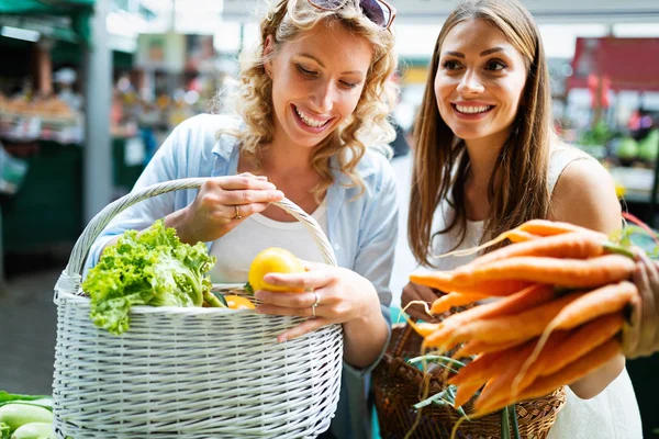 Νέοι Ευτυχισμένοι Γυναίκες Φίλοι Που Κάνουν Λαχανικά Και Φρούτα Στην — Φωτογραφία Αρχείου