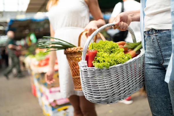 Jovens Mulheres Felizes Amigos Baying Legumes Frutas Mercado — Fotografia de Stock