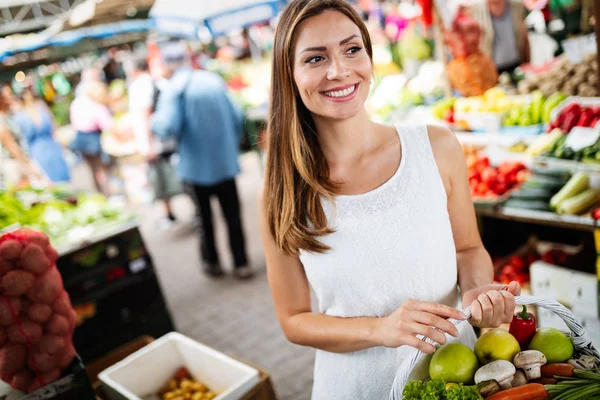 Jonge Gezonde Vrouw Die Groente Markt Koopt — Stockfoto