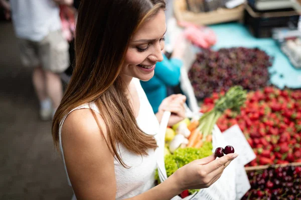 Imagem Uma Mulher Feliz Mercado Comprando Vegetais — Fotografia de Stock