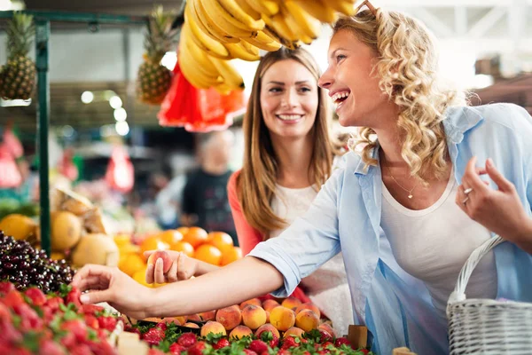 Молодые Счастливые Женщины Покупающие Рынке Здоровые Овощи Фрукты — стоковое фото