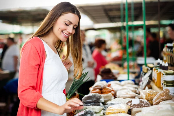 Όμορφη Νεαρή Γυναίκα Shopping Λαχανικά Και Φρούτα Στην Αγορά — Φωτογραφία Αρχείου