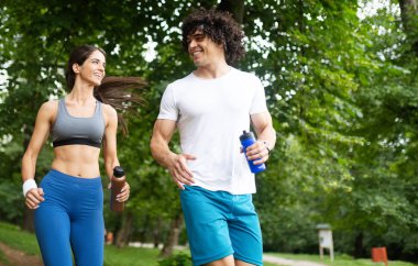 Genç insanlar sağlıklı kalmak için doğada koşuyor ve egzersiz yapıyorlar.