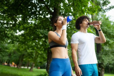 Koşu ve açık havada doğal olarak çalışan iki arkadaş