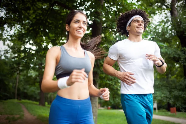 若い人たちは健康を維持するために自然の中でジョギングや運動 — ストック写真