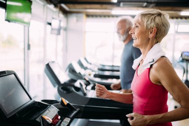 Spor salonunda çekici uygun Olgun kadın görüntü