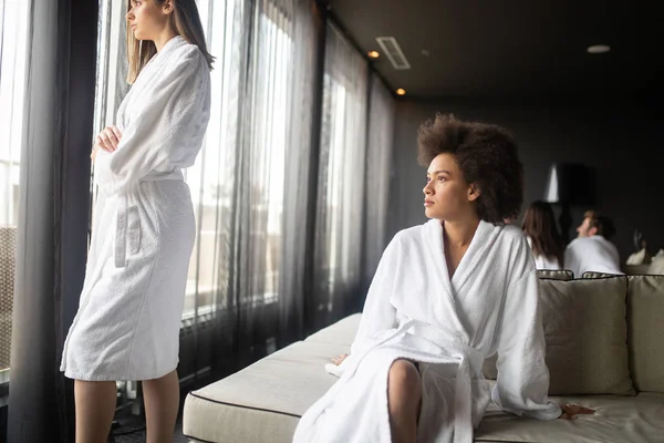 Piękna Kobieta Relaks Luksusowym Hotelu Spa Noszenia Szlafrok Patrząc Okno — Zdjęcie stockowe