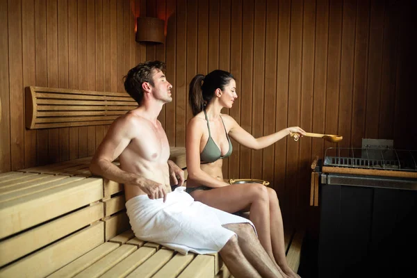 Junges Glückliches Paar Entspannt Sich Einer Sauna Luxuriösen Wellness Resort — Stockfoto