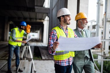 Planlar ve planlarla çalışan mühendis ve inşaat alanı yöneticisi