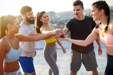 Gün doğuşunda açık havada eğitim mutlu fit genç insanlar arkadaşları grubu