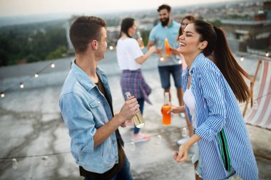 Grup arasında mutlu genç arkadaşlar sahip olan parti ve eğlence