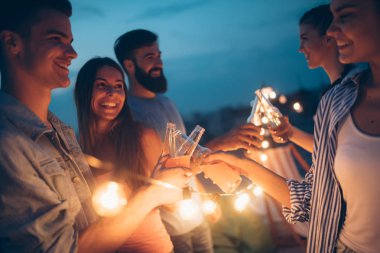 boş zaman, kutlama ve insanlar kavramı - çatı kızartma içecekler ile mutlu arkadaşlar gece parti