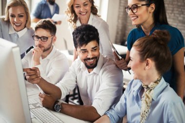 Girişim ekibi, modern ofis içi beyin fırtınası ve çalışan bilgisayar konularında görüştü