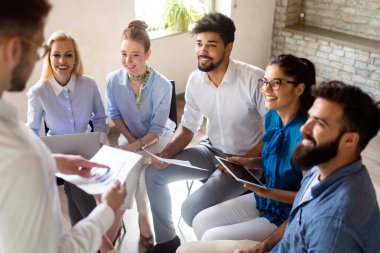 İş, teknoloji ve insan kavramı - ofiste kullanıcı arayüzü üzerinde çalışan yaratıcı ekip veya tasarımcılar