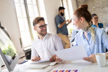 Modern ofiste başarılı bir iş grubu.