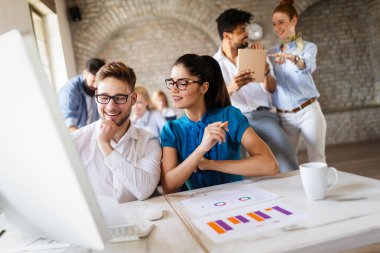 Ofisteki iş projesinde çalışan yaratıcı genç iş adamları