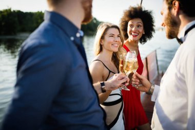 Bir grup arkadaş içiyorlar, dans ediyorlar ve dışarıda eğleniyorlar.