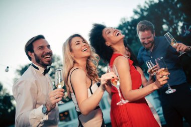 Bir grup arkadaş şampanya içip yeni yılı kutluyorlar.