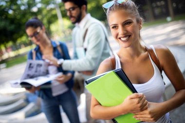 Üniversite kampüsünde birlikte okuyan arkadaşlar mutlu Grup