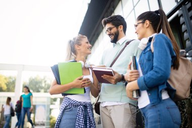 Çeşitlilik öğrenciler arkadaşlar ekip çalışması mutluluk fikirleri kavramı