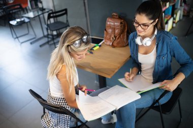 Üniversite kampüsünde birlikte okuyan arkadaşlar mutlu Grup