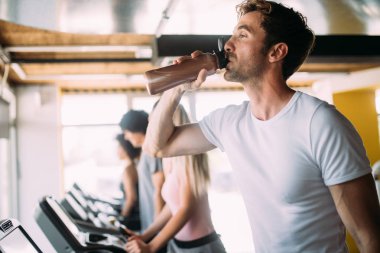 Spor salonunda birlikte egzersiz güzel mutlu insanlar
