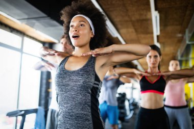 Spor salonunda egzersiz ve eğitim fit sporcu