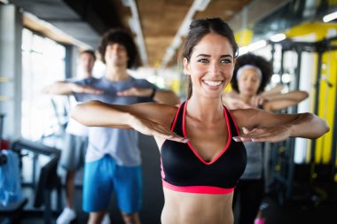 Spor salonunda uygun insanlar eğitim mutlu Grup