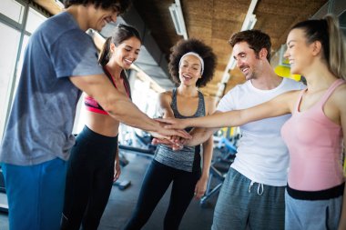 Spor salonunda uygun insanlar eğitim mutlu Grup