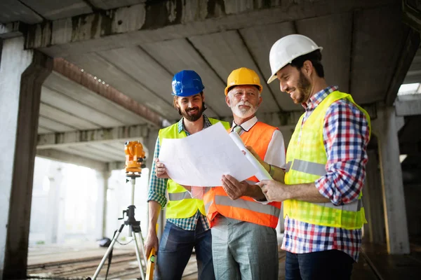 Ingenjör Förman Och Arbetstagare Diskuterar Och Arbetar Byggarbetsplatsen — Stockfoto