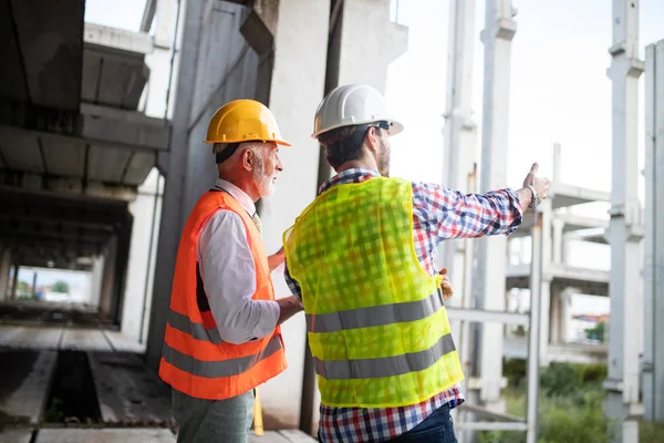 Ingegnere Caposquadra Lavoratore Che Discutono Lavorano Nel Cantiere — Foto Stock