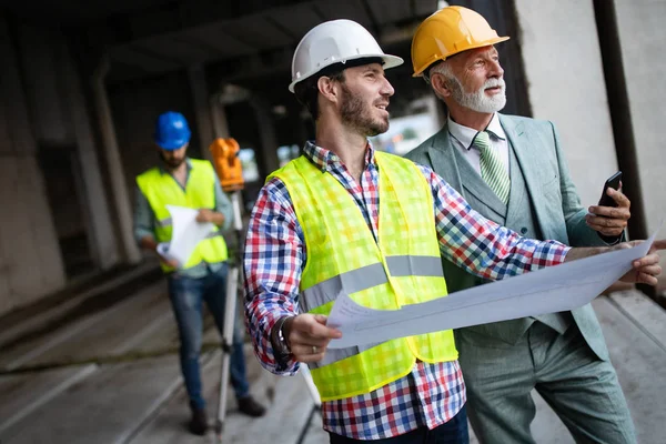 Ingenjör Och Byggplatschef Som Arbetar Med Ritningar Och Planer — Stockfoto